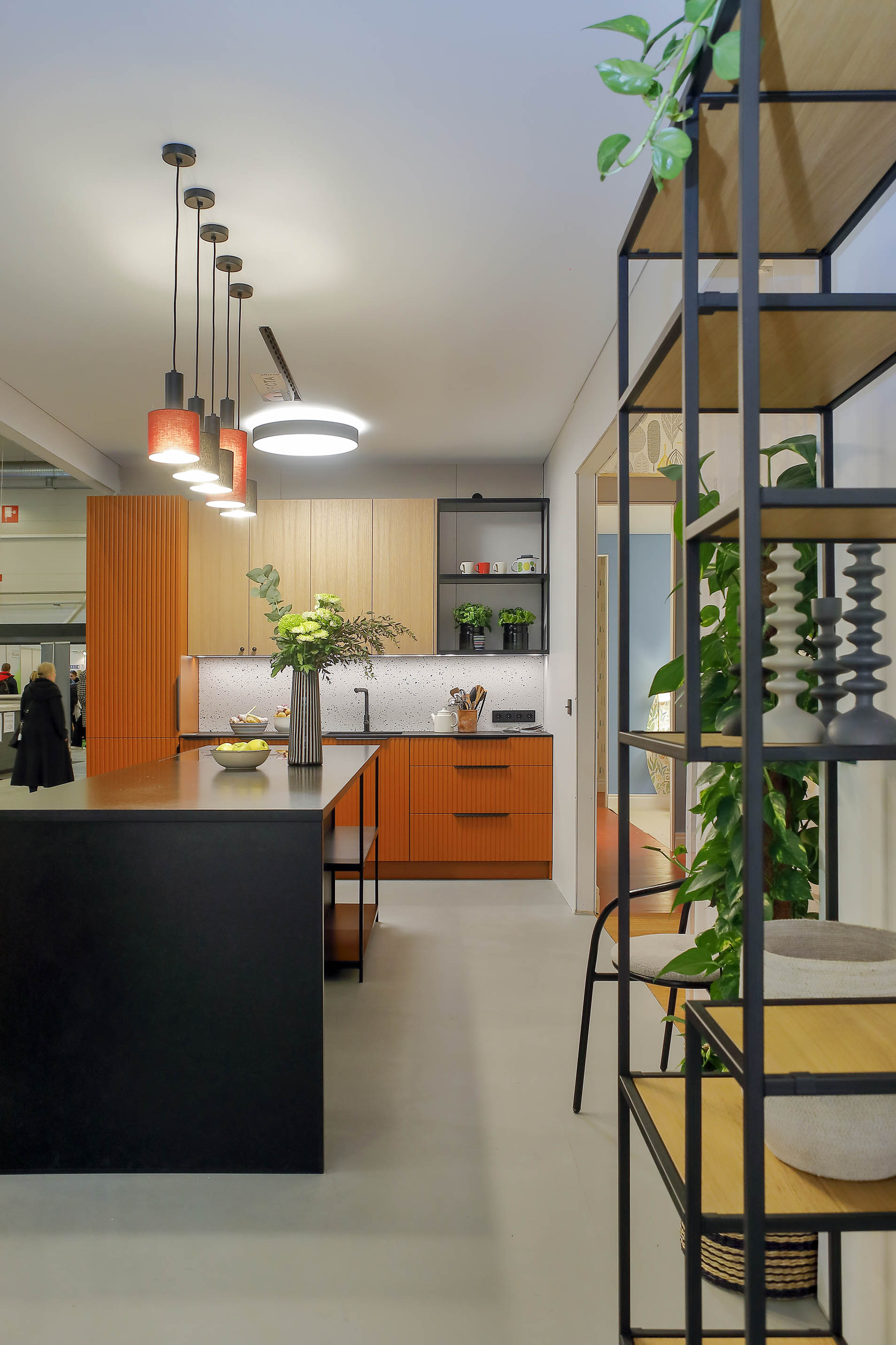 Maakodu köök Woodhammer Indrek Ammer Vecta Design pinglagi saarega köök 4Room valgustid