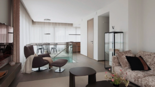 Merekalju ATELIER Molteni Cleo kohvilauad disain Vincent Van Duysen; ATELIER Molteni vitriinkapp Vetrina 45 disainmööbel diivanilaud kodu kujundus villavaibad sametkardinad