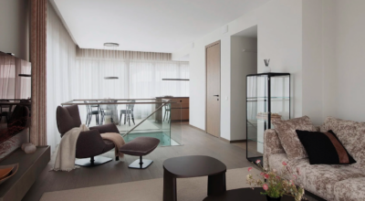 Merekalju ATELIER Molteni Cleo kohvilauad disain Vincent Van Duysen; ATELIER Molteni vitriinkapp Vetrina 45 disainmööbel diivanilaud kodu kujundus villavaibad sametkardinad