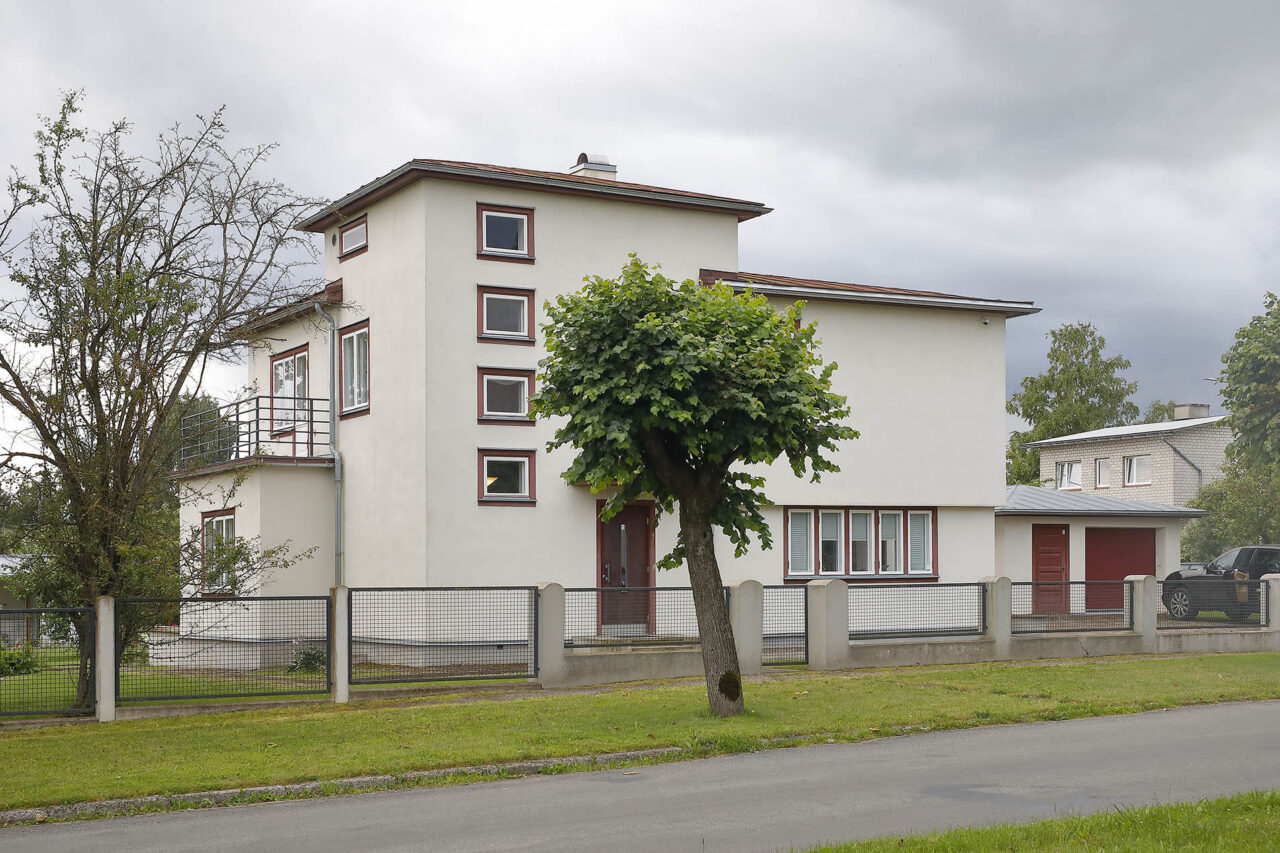 Johannes-Fuksi-projekteeritud-villa-Viljandis-arhitekt-Raivo-Mandmaa-sisearhitekt-Anu-Vainomae-Meistri-lubikrohv-fassaadil.-0V5A1662