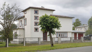 Johannes-Fuksi-projekteeritud-villa-Viljandis-arhitekt-Raivo-Mandmaa-sisearhitekt-Anu-Vainomae-Meistri-lubikrohv-fassaadil.-0V5A1662