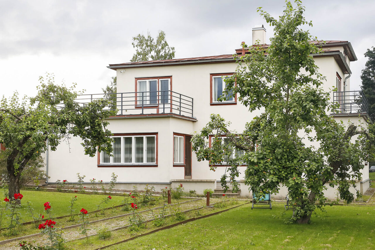 Johannes-Fuksi-projekteeritud-villa-Viljandis-arhitekt-Raivo-Mandmaa-sisearhitekt-Anu-Vainomae-Meistri-lubikrohv-fassaadil.-0V5A1678