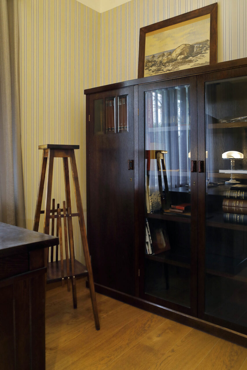 Johannes-Fuksi-projekteeritud-villa-Viljandis-sisearhitekt-Anu-Vainomae-Skandinaavia-tapeedisalong-Jaak-Tammearu-restaureeritud-moobel-Herdins-peitsid-Mareplaks-klaasid-Mass-mooblispoon.-0V5A1254