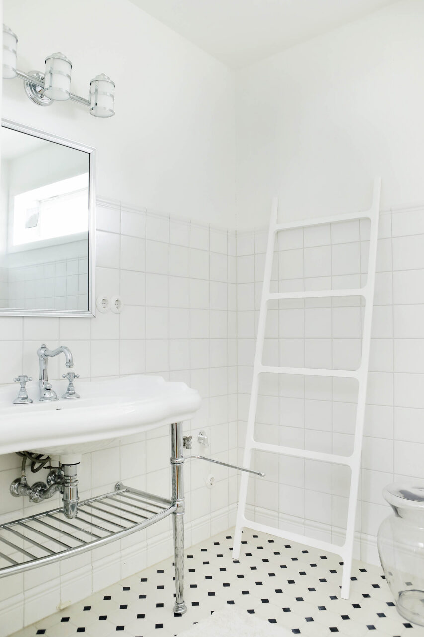 Viljandi Fuksi villa, sisearhitekt Anu Vainomäe, Wermstocki sanitaartehnika ja keraamiline plaat ajaloolise hoone vannituppa, Laterna Magica valgustid ajaloolise hoone vannitoas 0V5A1497