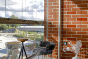 Tiiu-14-Merko-rodu-Malmerk-Klaasiumi-volditavad-roduklaasid-Elmet-Treieri-disainitud-tool-Estoniandesignhouse-Wienerberger-tellisfassaad-Loreida-Heina-sisekujundus-Kodusaade