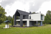 Kodusaade-Karell-ehitus-Raul-Vaiksoo-Teknos-fassaadivarv-Raitwood-eelvarvitud-laudis-Katepal-katus-Viking-Windows-aknad-ja-uksed-Raitwood-lehise-terrass-0V5A0167